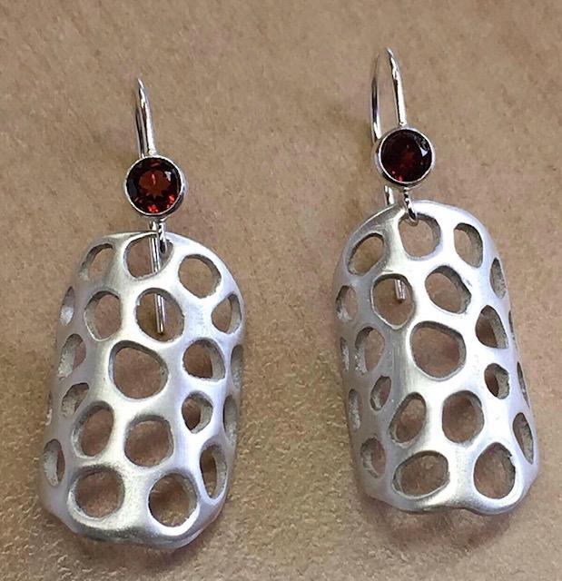 Silver earrings with garnet