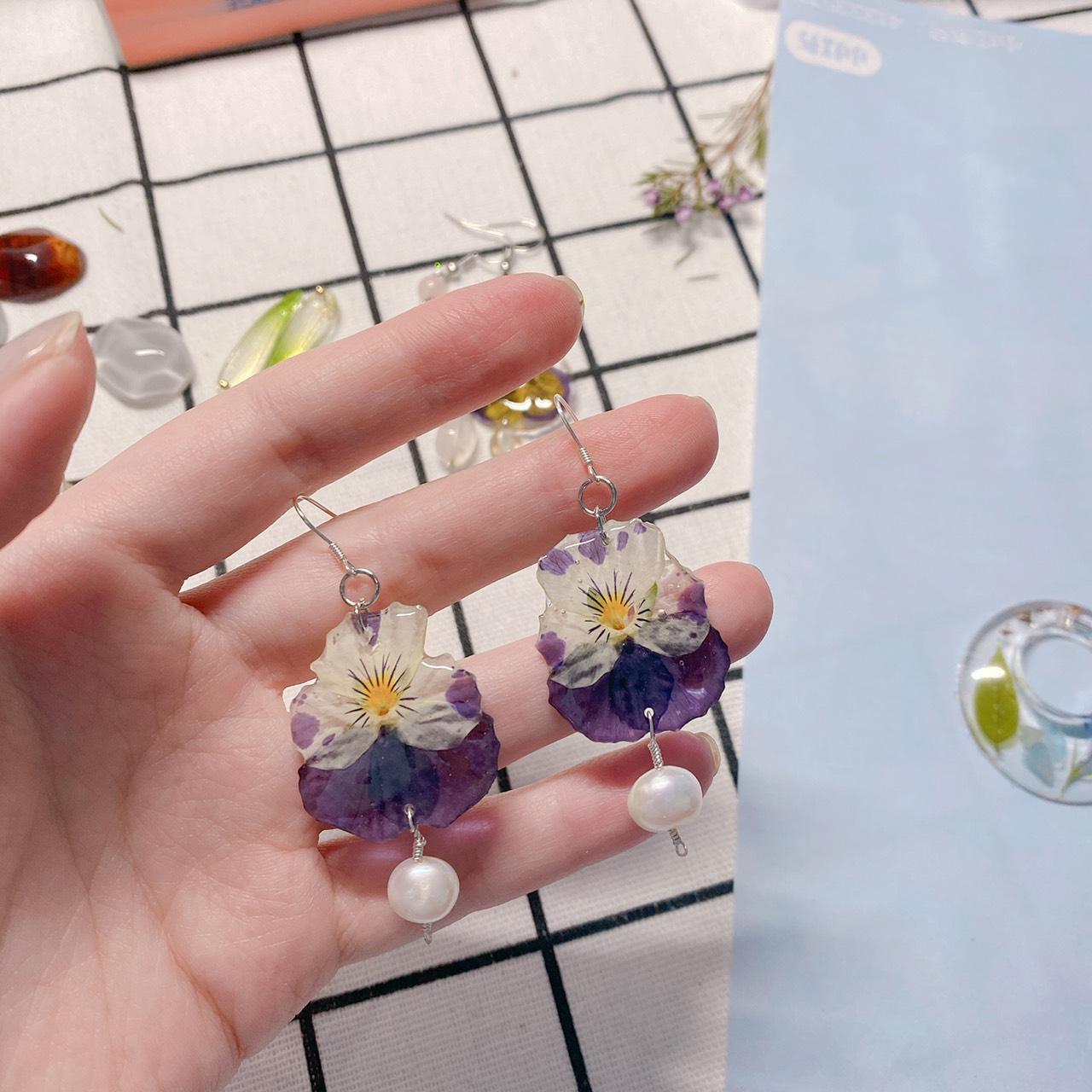 Pensy flower in resin