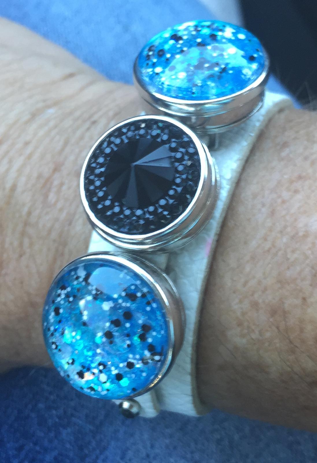 Interchangeable leather bangle with handmade inserts