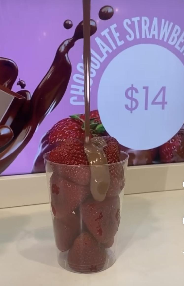 Strawberry chocolate cups