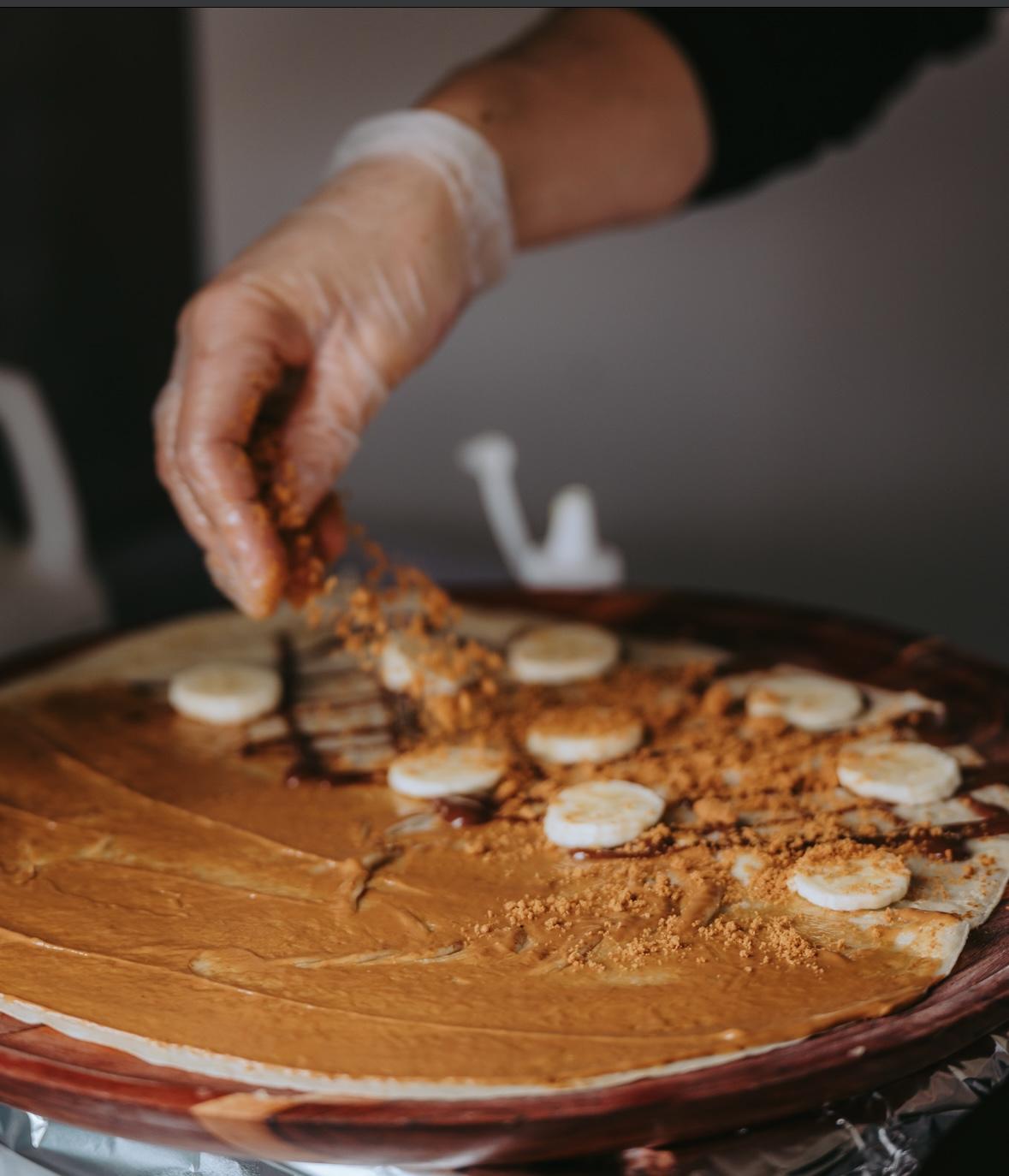 Biscoff spread, bananas, Biscoff crumbs