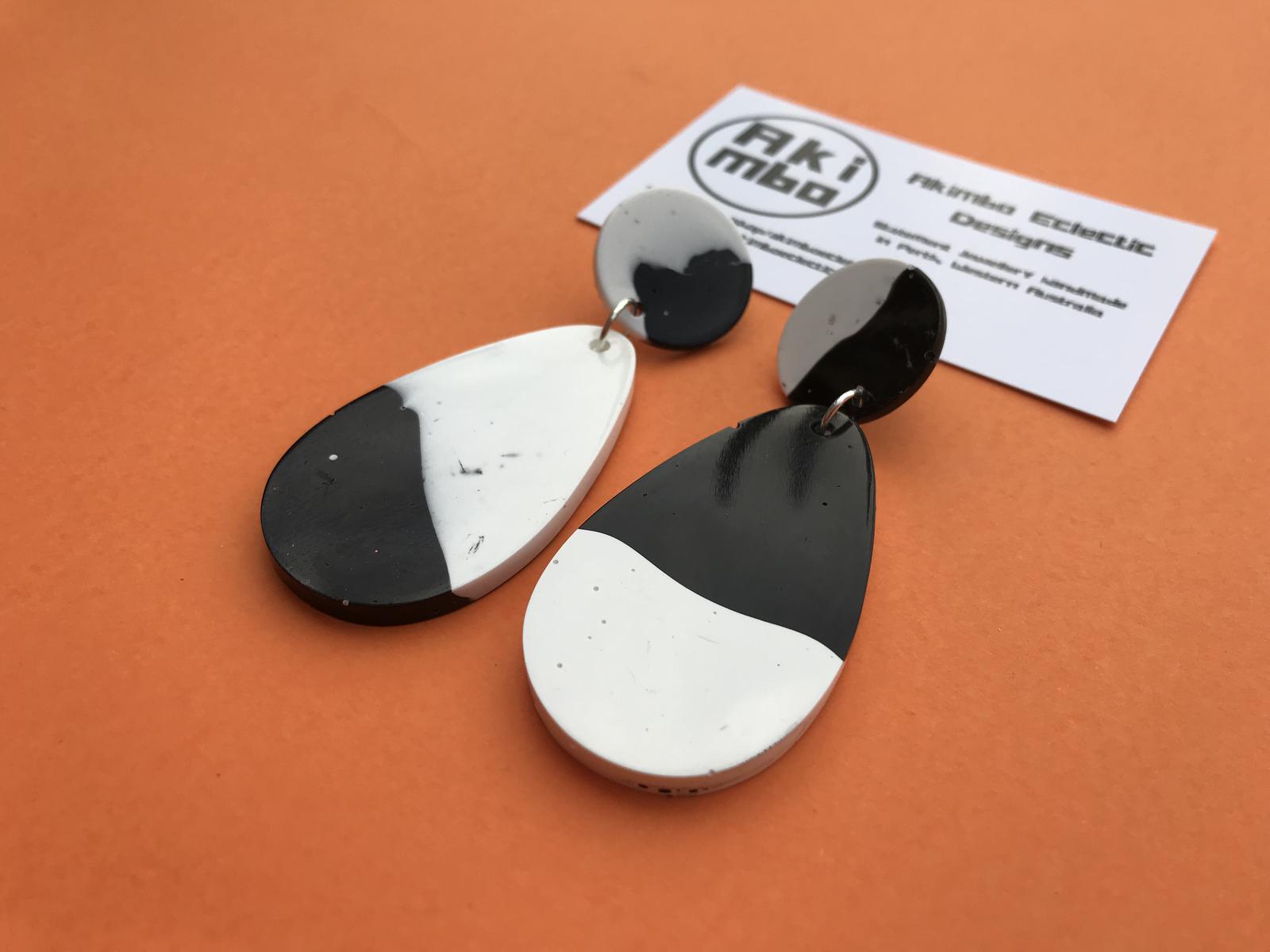 Inverted monochrome teardrops