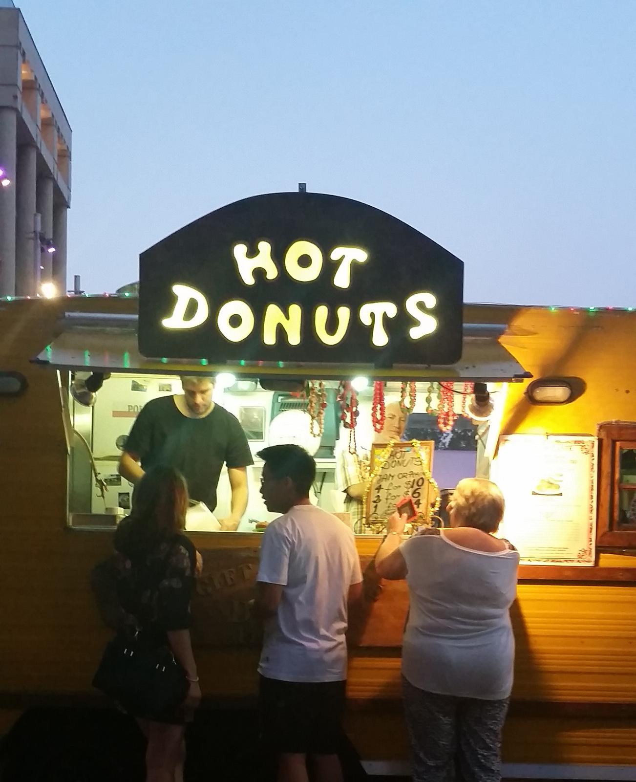 Hot Donuts sign