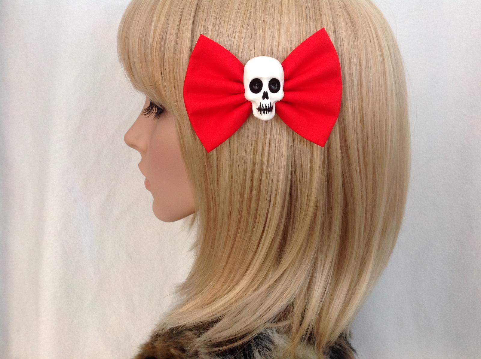 Red skull bow