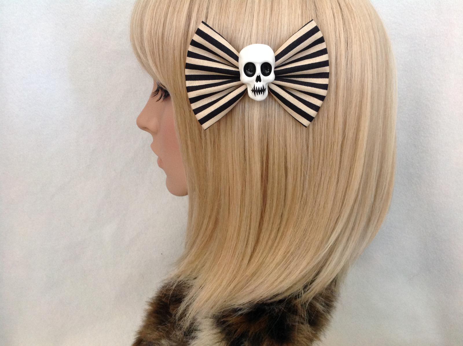Black & cream skull bow