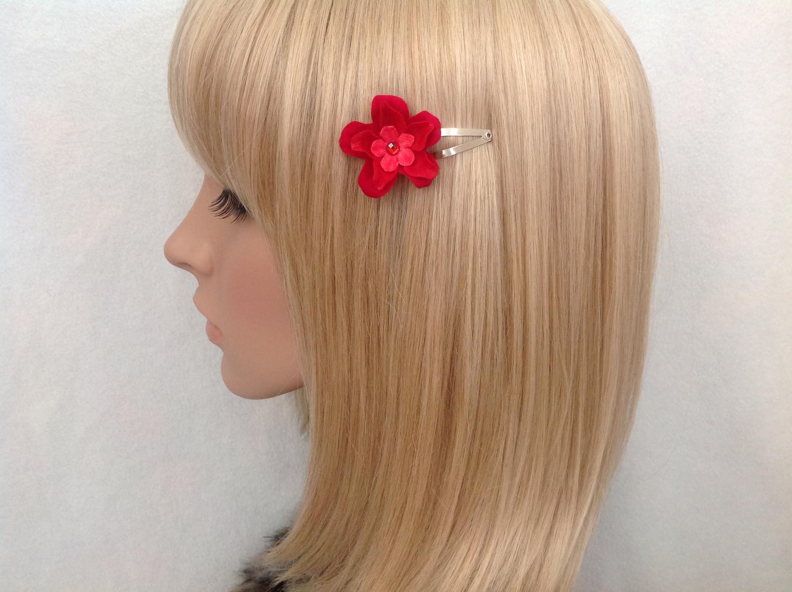 Red flower snap clip