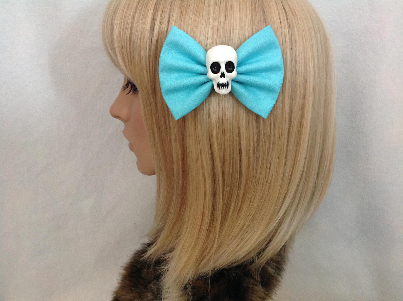 Blue skull bow