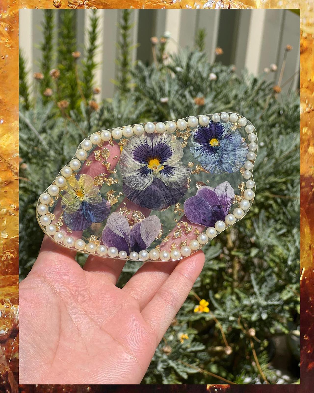 Epoxy resin coaster with pearls