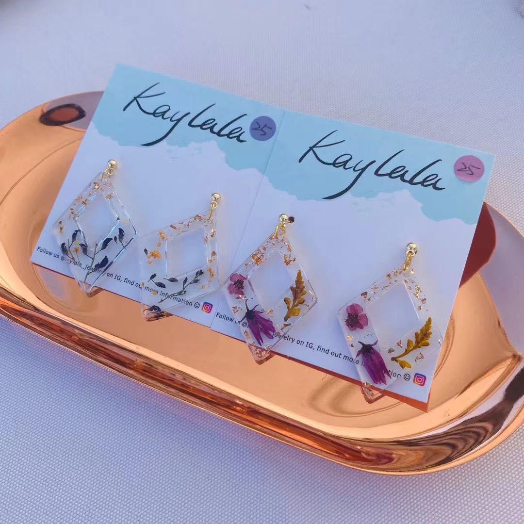 Pressed dry flowers in resin
