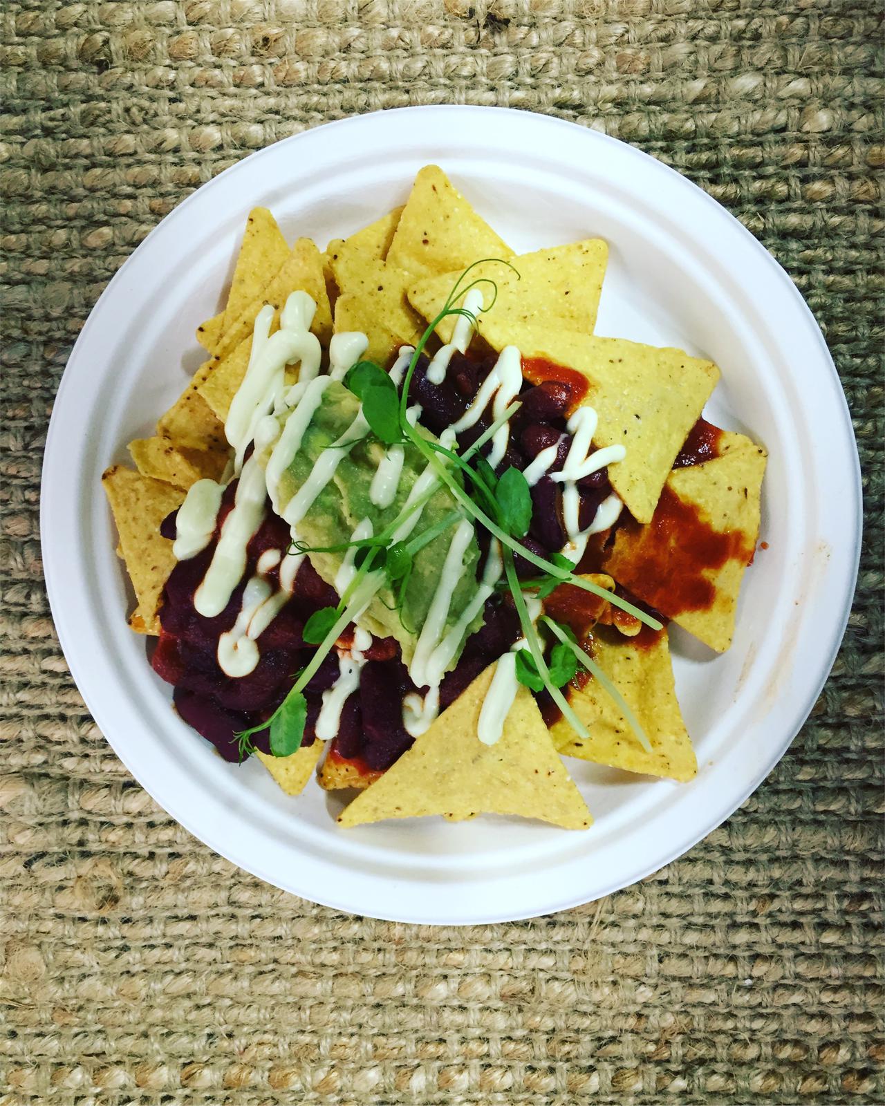 Nachos with red kidney beans, avocado hummus and aioli