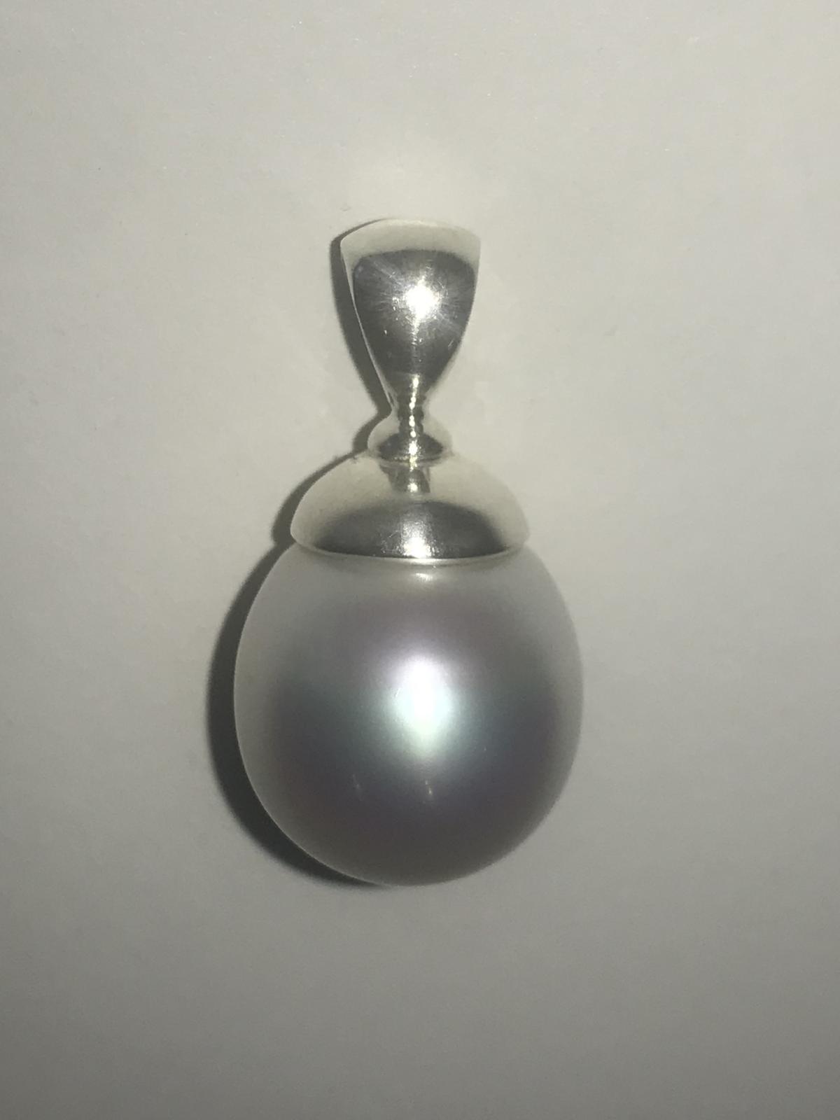 Handmade capped in 925 15mm Broome Pearl.