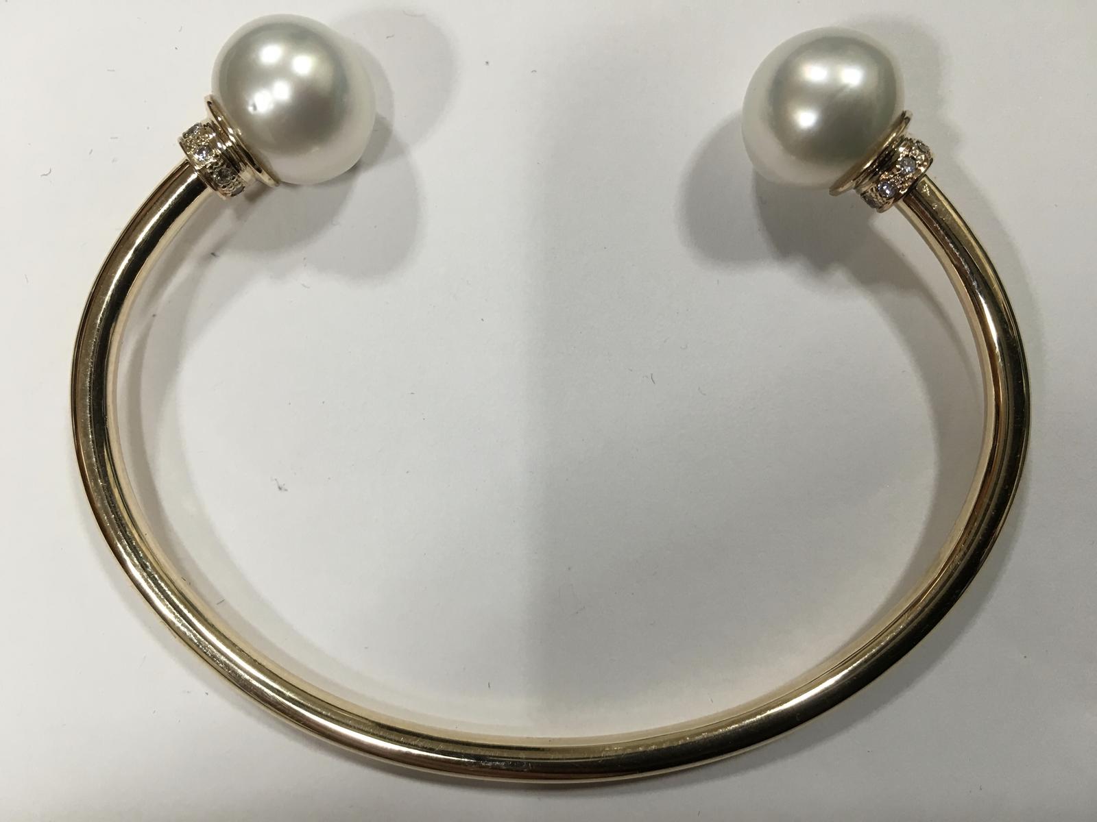 Solid 9kyg and diamond bangle featuring 2 x 14-15mm Broome Pearls.