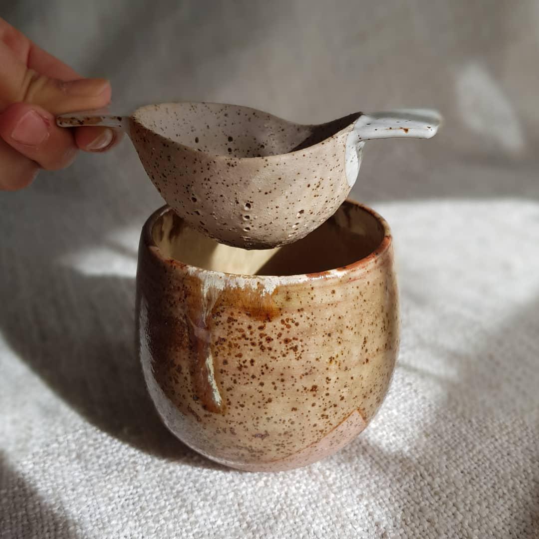 CURVED SPECKLED CUP WITH A WHITE DRIP
