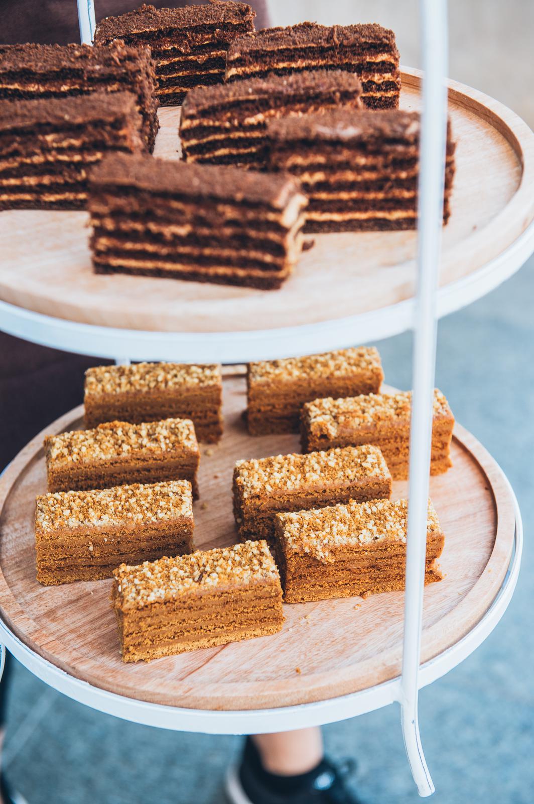 THE HONEYCAKE slices