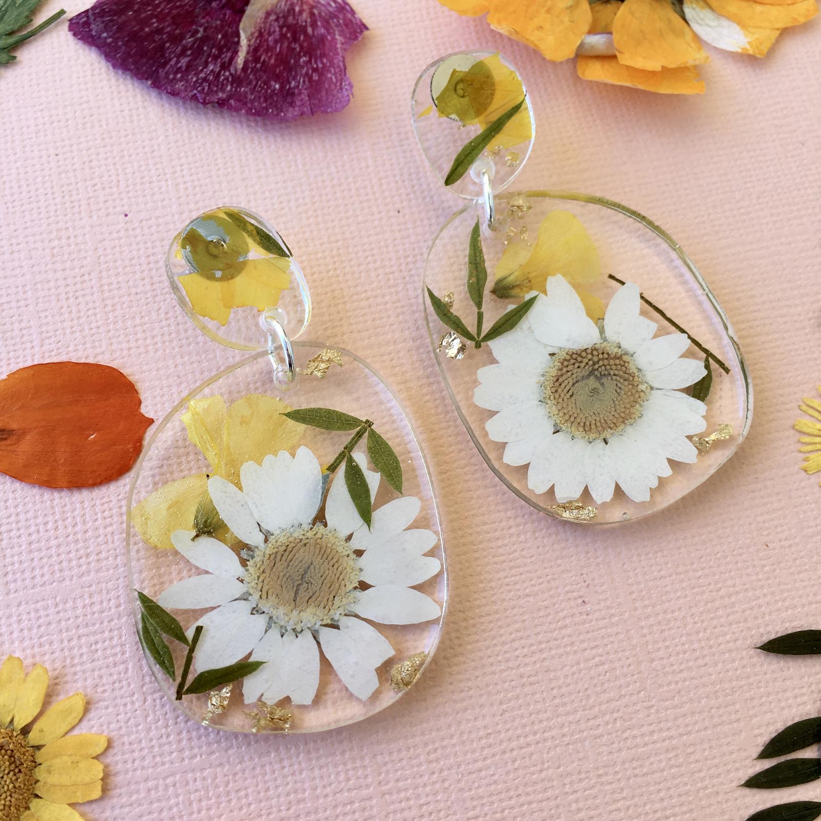 White Daisies Earrings