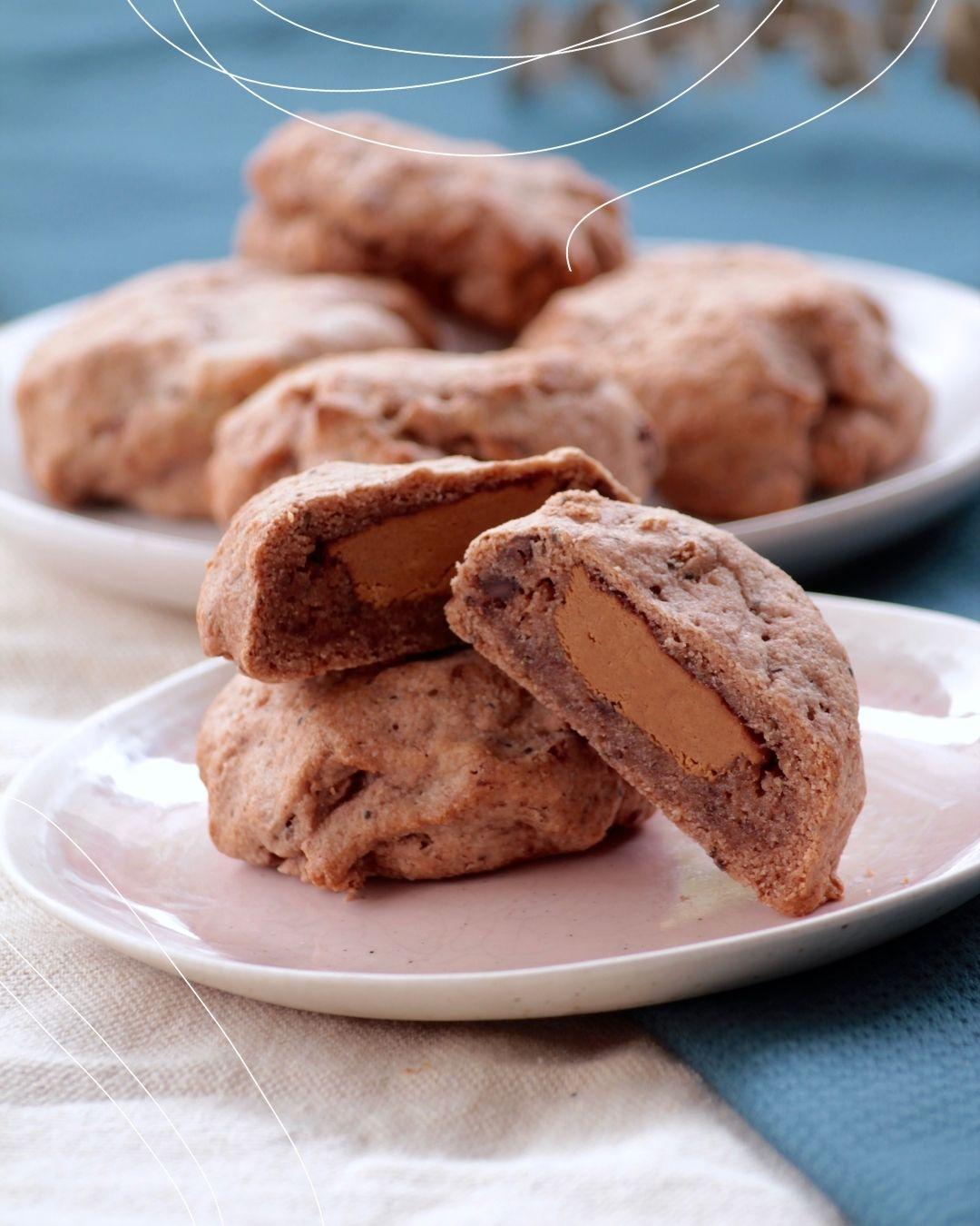 Mylk chocolate cookie with cream praline centre