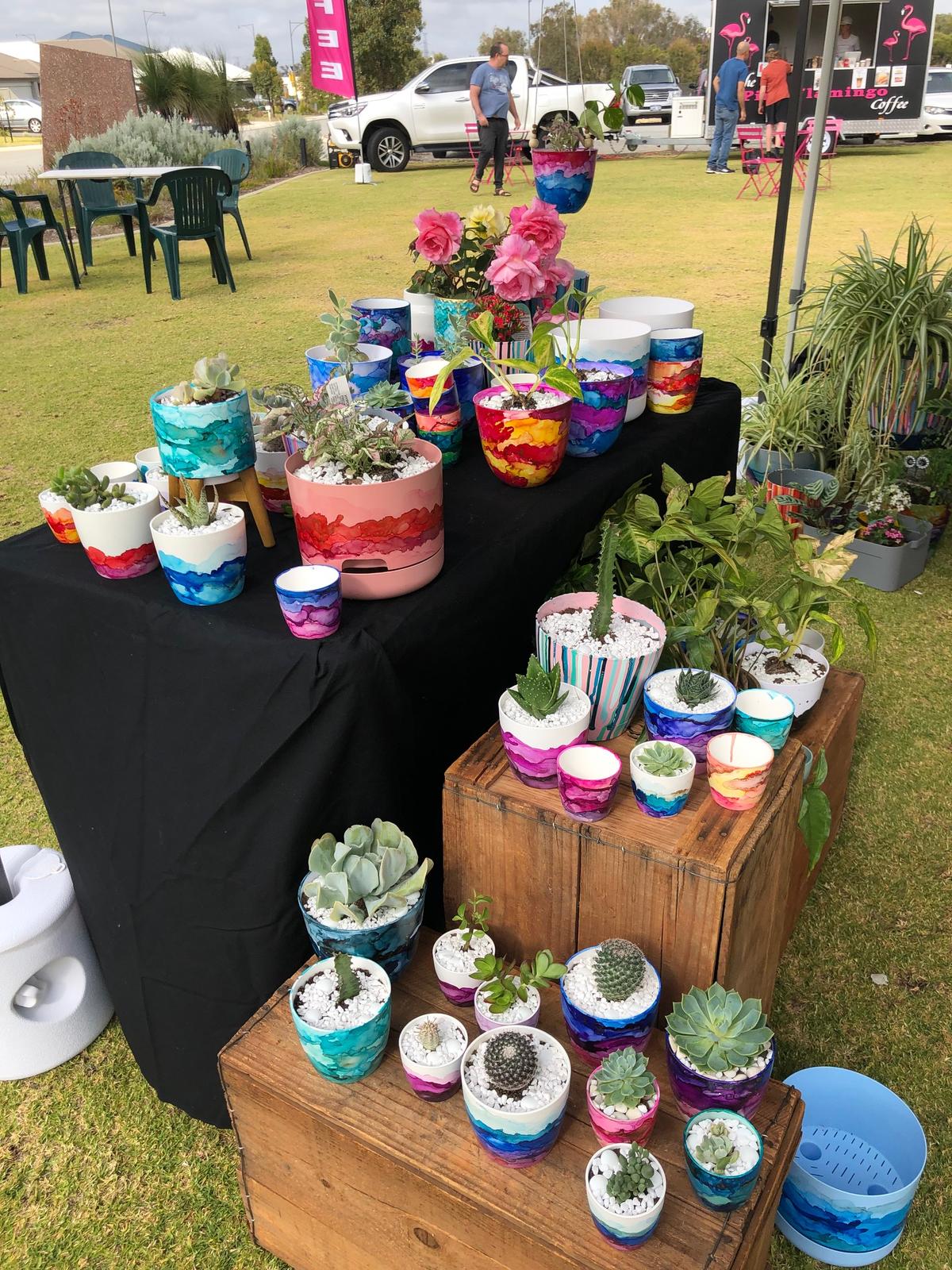 lou_makes colourful pots galore