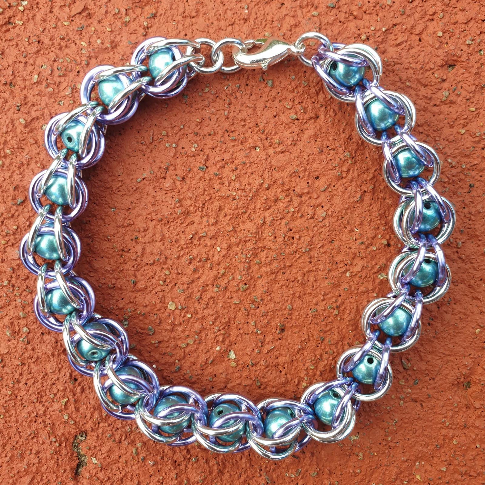 Captured bead bracelet